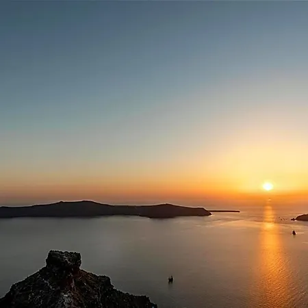 Pearl On The Cliff & Hotel Imerovigli (Santorini)